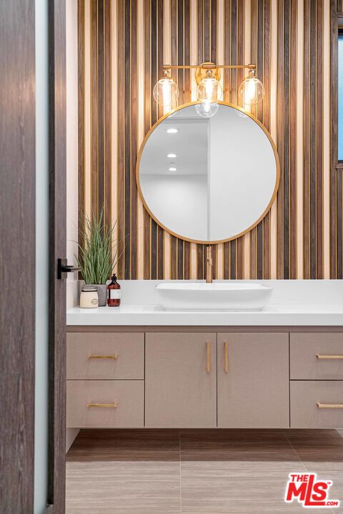 Canyon Lake Dr, 90068