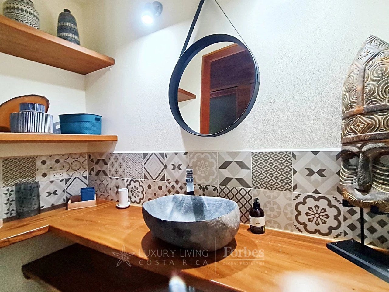 20391 - Property near the beach with hotel or private home potential