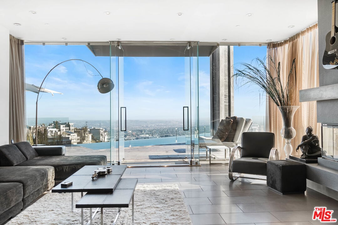 Luminor Crest, Viewmont Dr, 90069