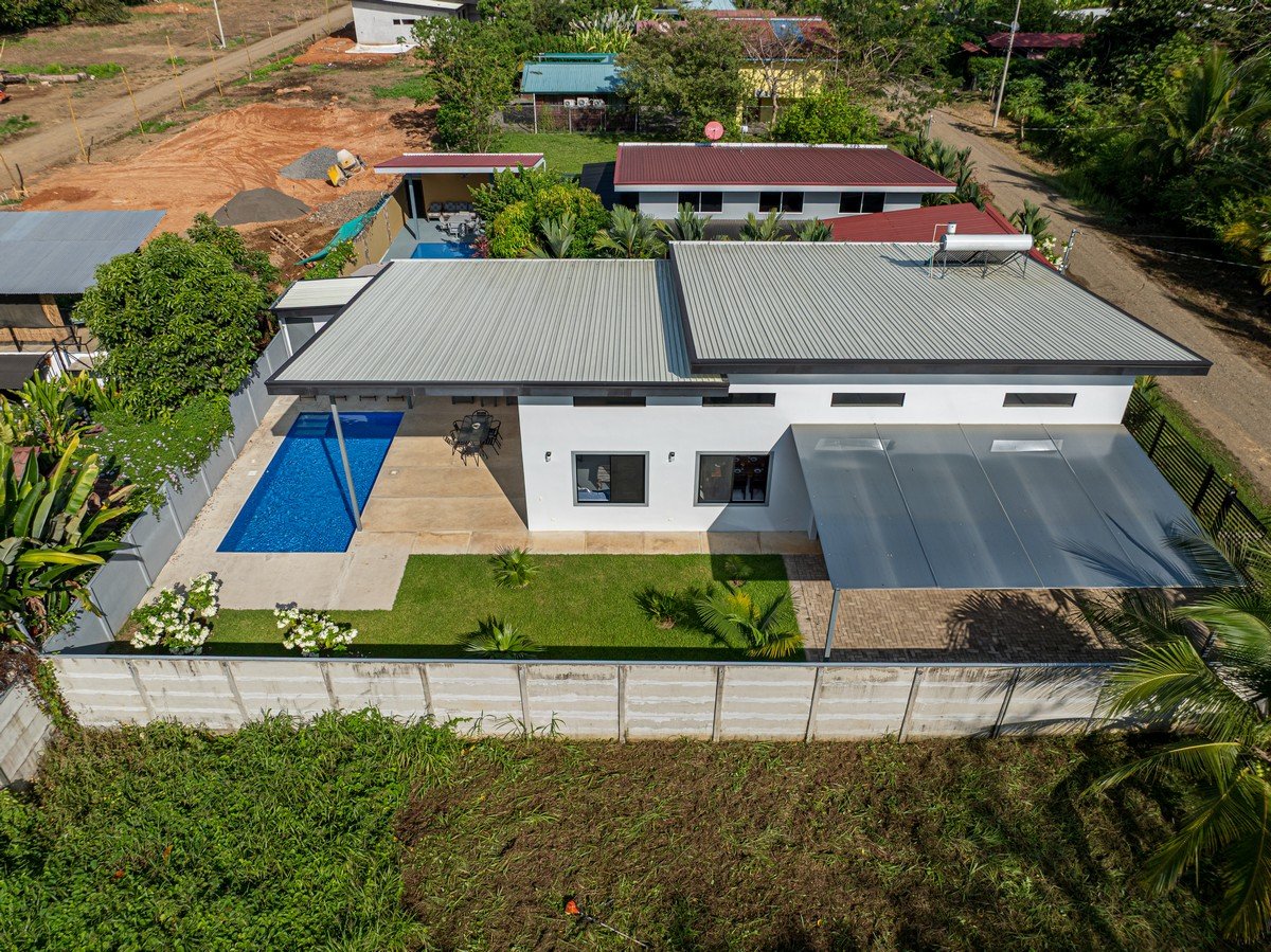 0.12 ACRES – 3 Bedrooms Newly Built Modern Home, With Pool & Privacy, Only 4min to the Beach!!!