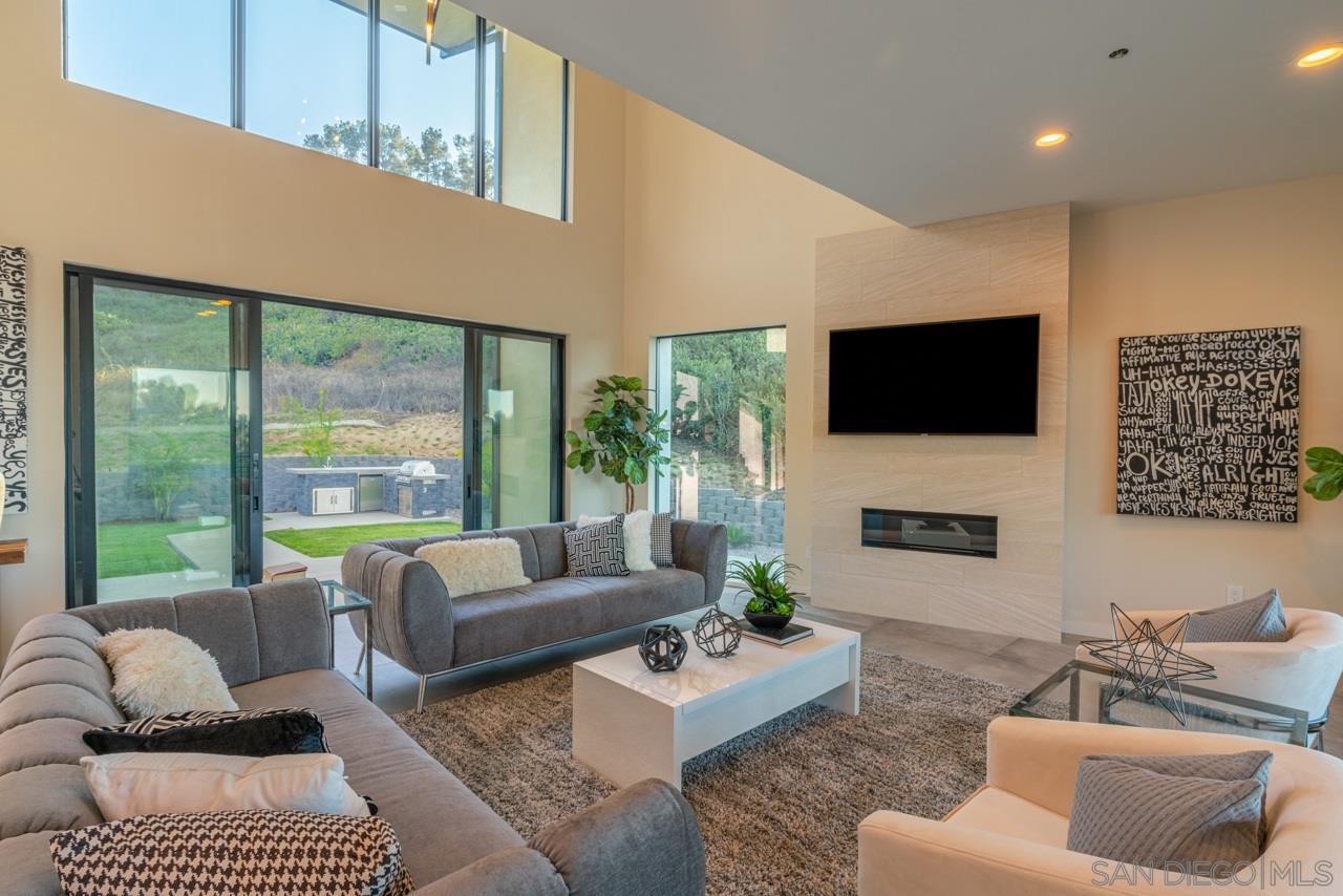 2829 Racetrack View Dr