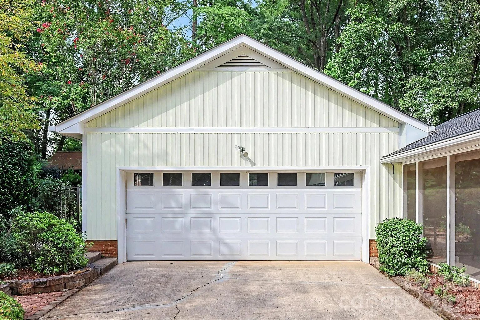 6122 Yellowood Rd
