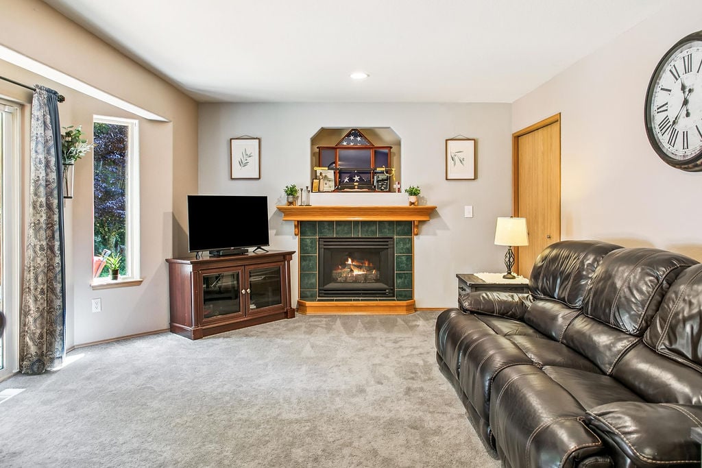 2147 Dunrobin Lane E