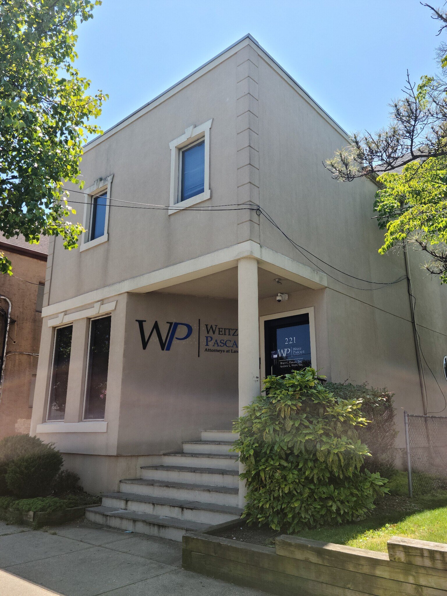 221 Mineola Blvd