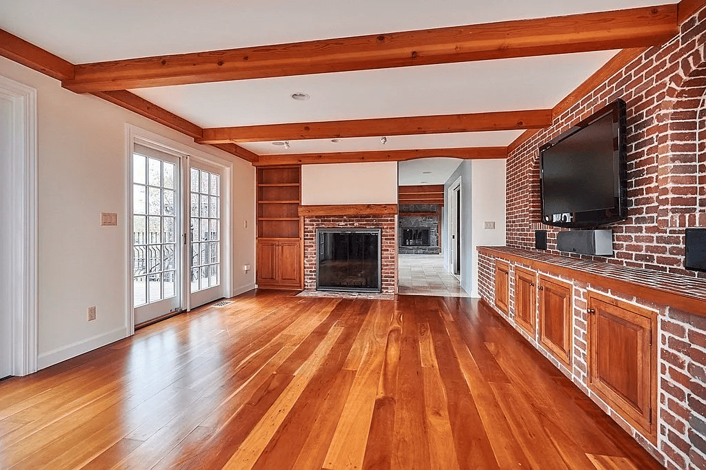 257 Leyden Rd
