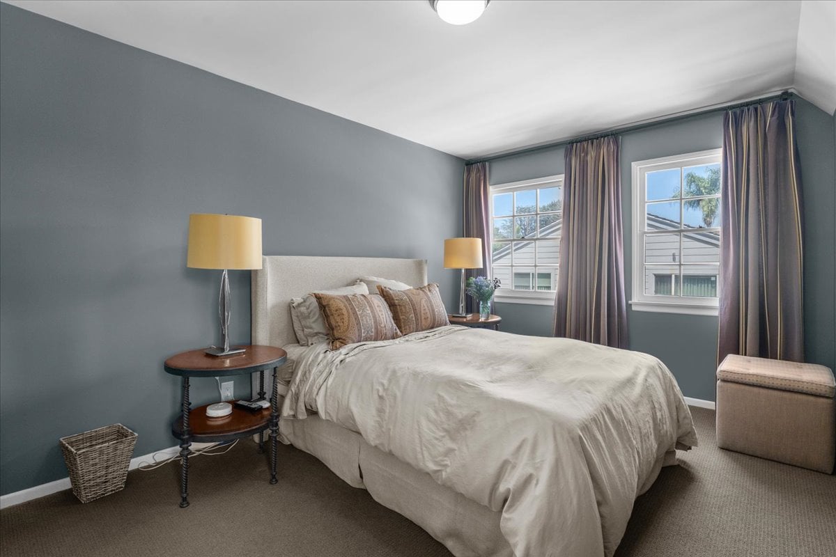 Toluca Lake 5  + 4 Traditional witih Pool & Guest House