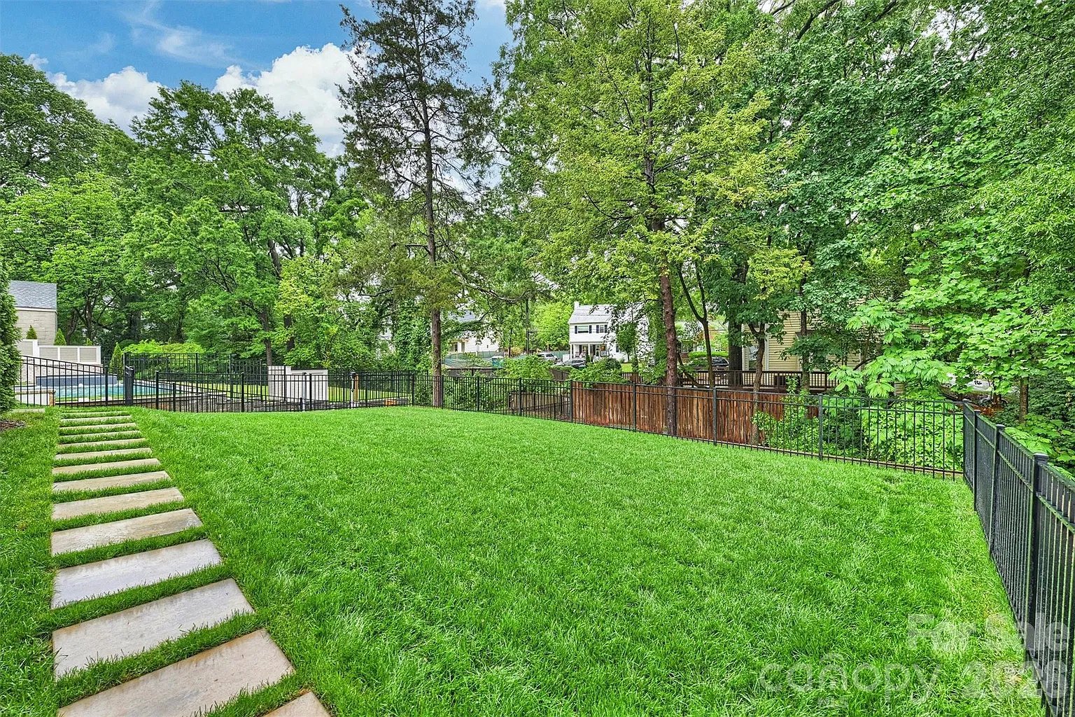1525 Lynway Dr