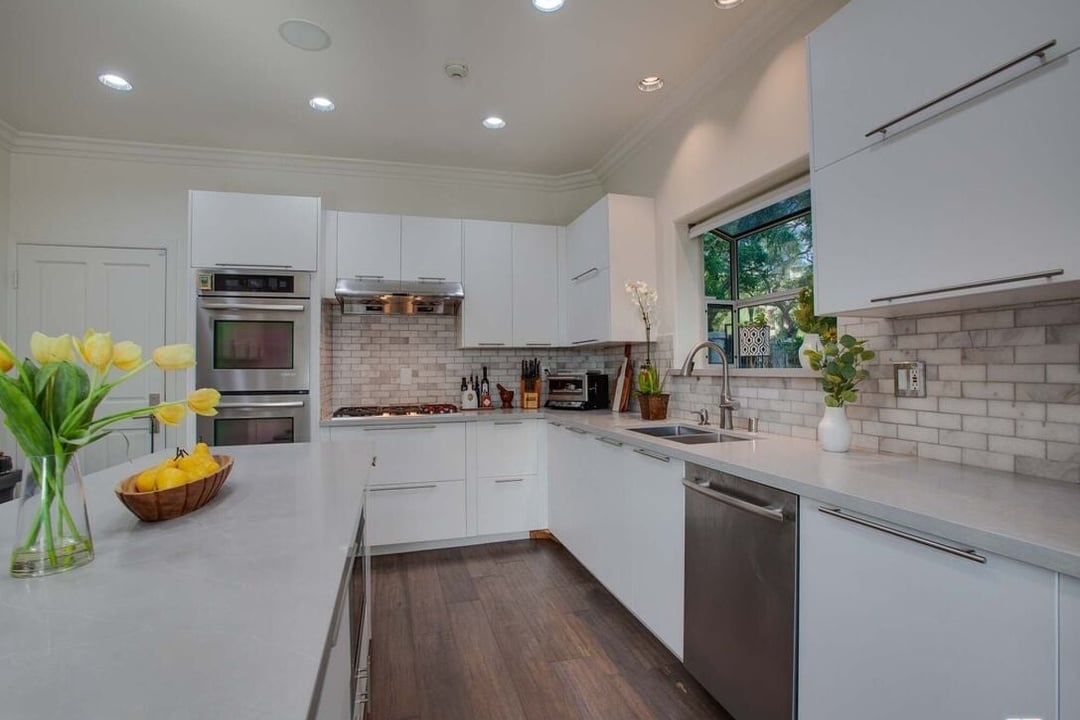 Solaris Manor, N Knoll Dr, 90068