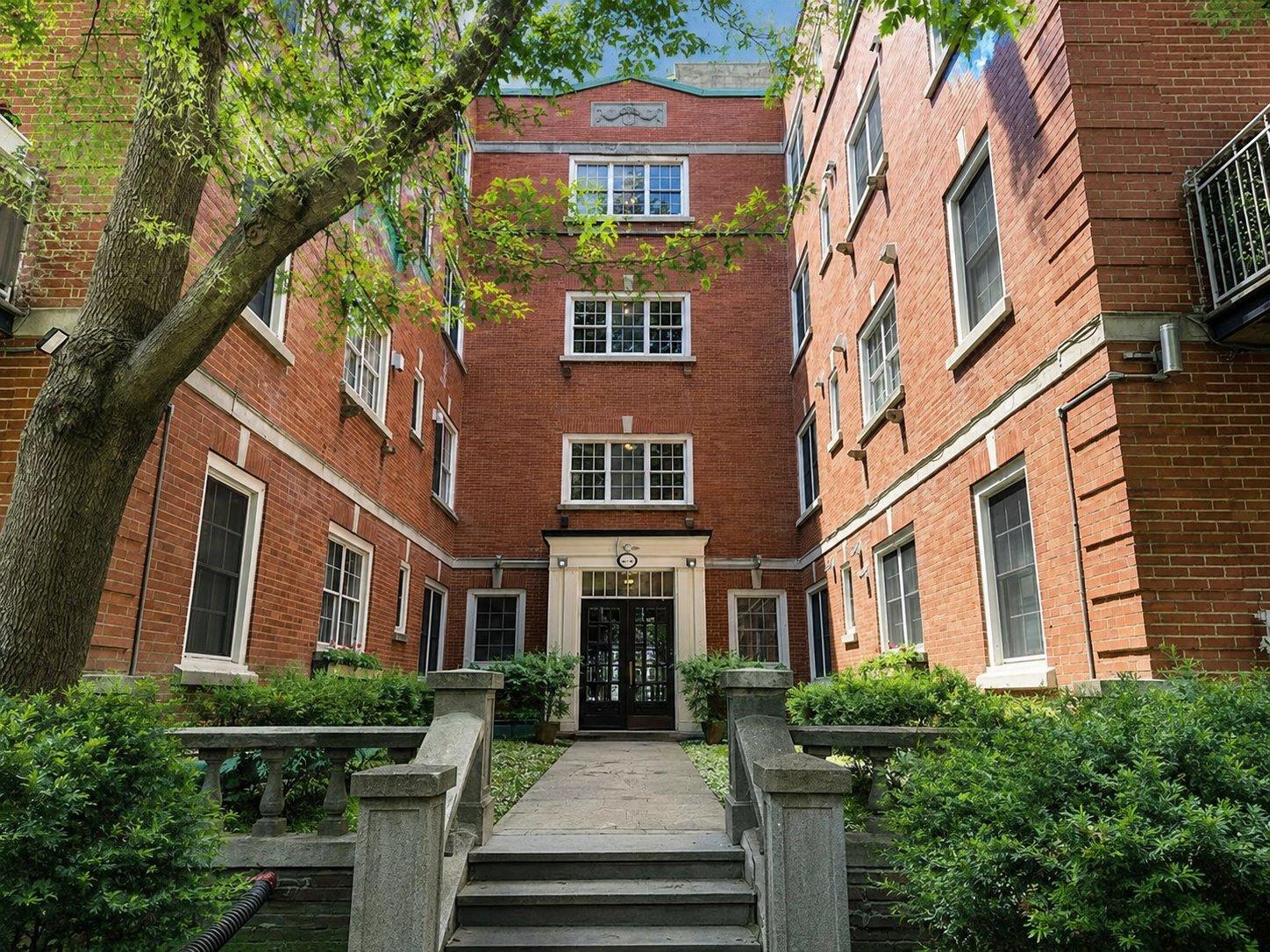 At the edge of Westmount | Corner unit with a view of Mount Royal