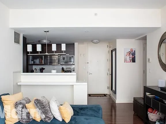 225 E 34th St #16G