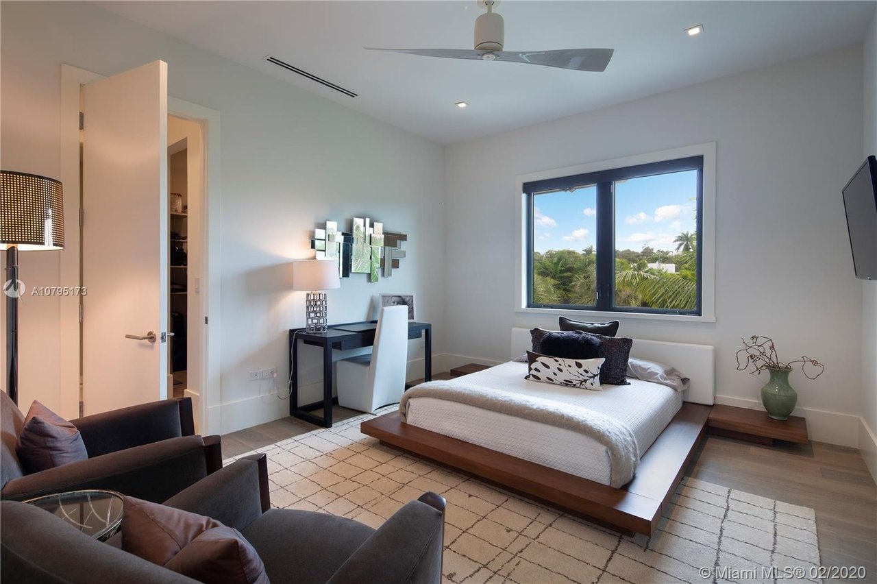 4965/4945 SW 82 St