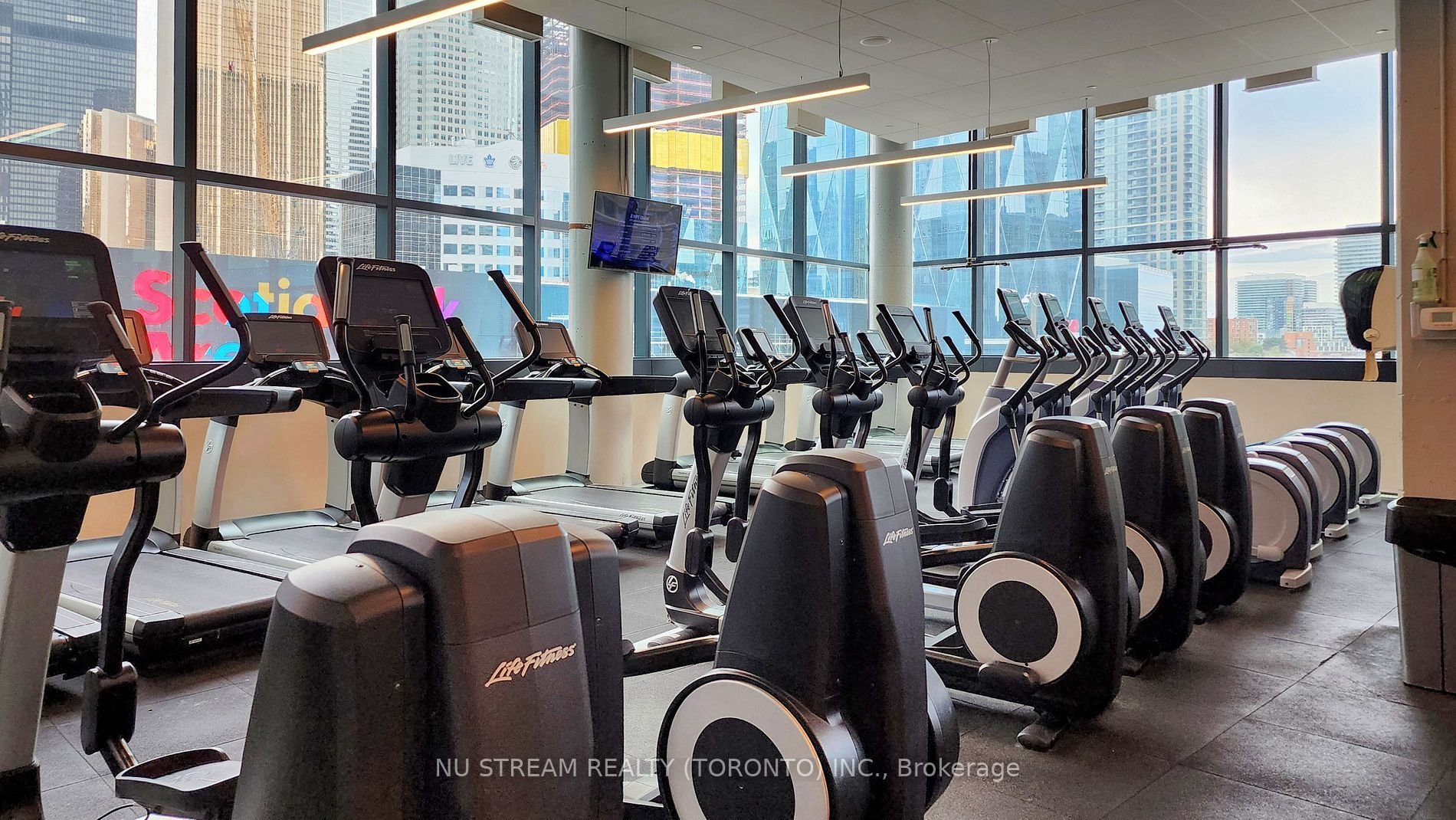 ICONIC LIVING AT 100 HARBOUR ST