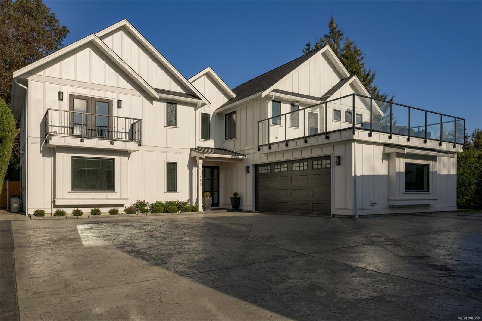 3880 Cadboro Bay Rd