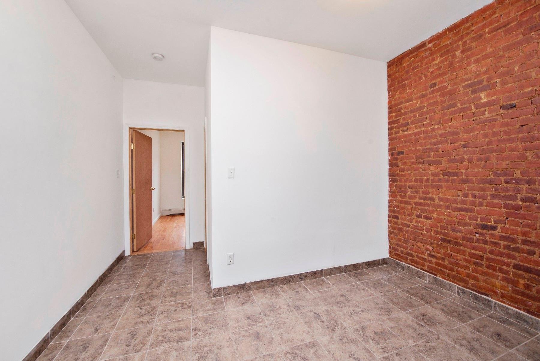 851 Hart St