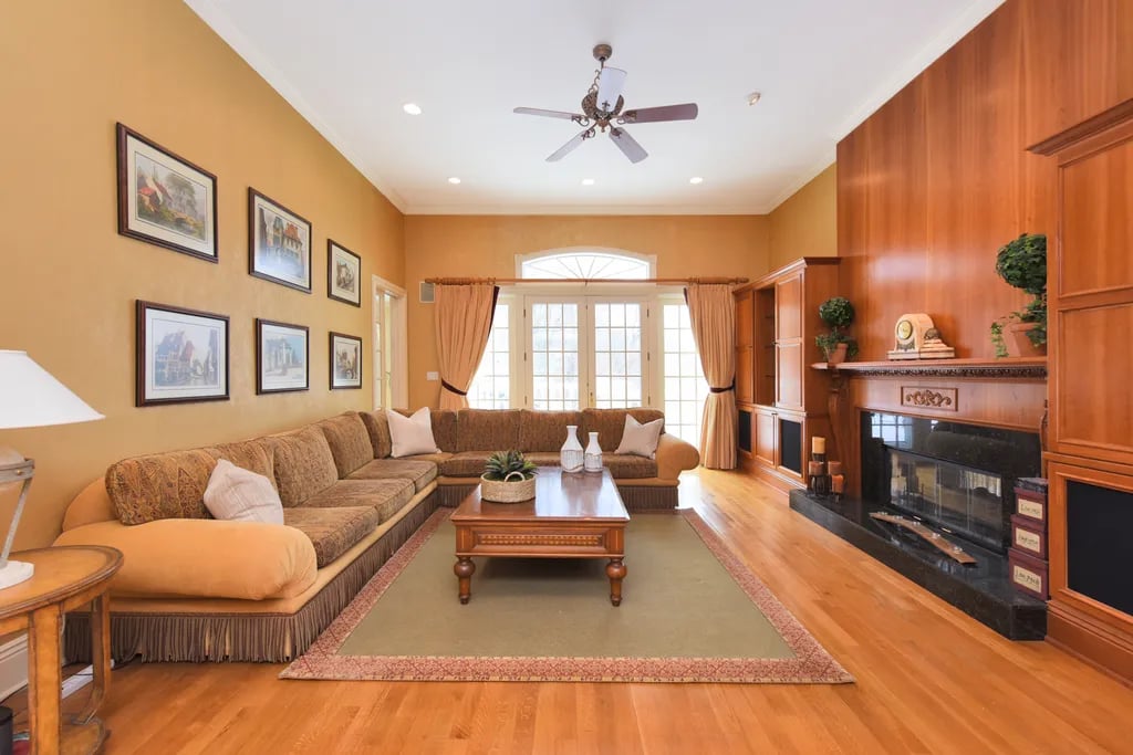 39 Hunting Hollow Ct