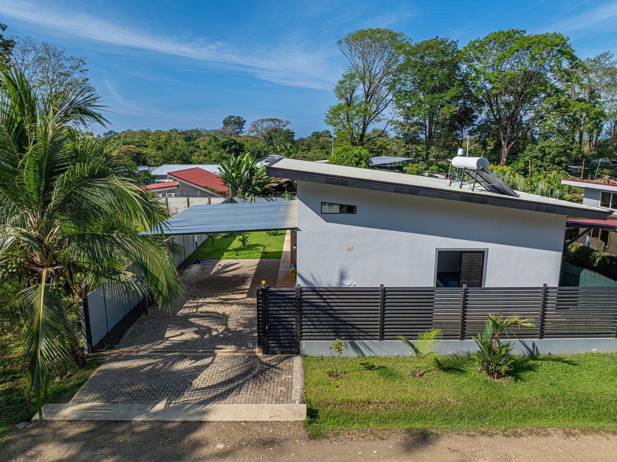 0.12 ACRES – 3 Bedrooms Newly Built Modern Home, With Pool & Privacy, Only 4min to the Beach!!!