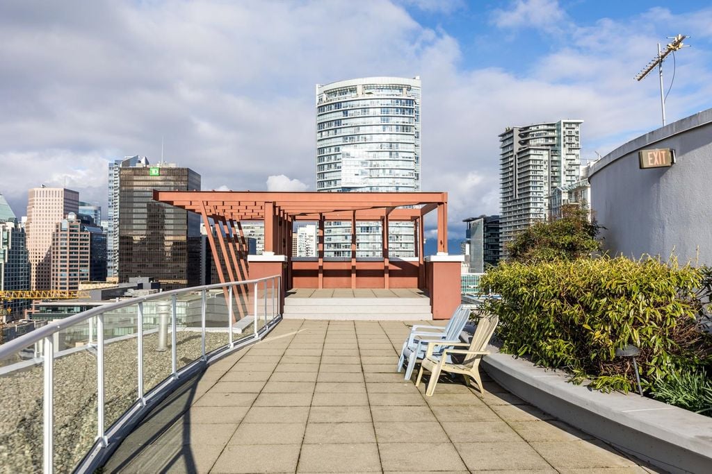 933 Seymour St, #1207