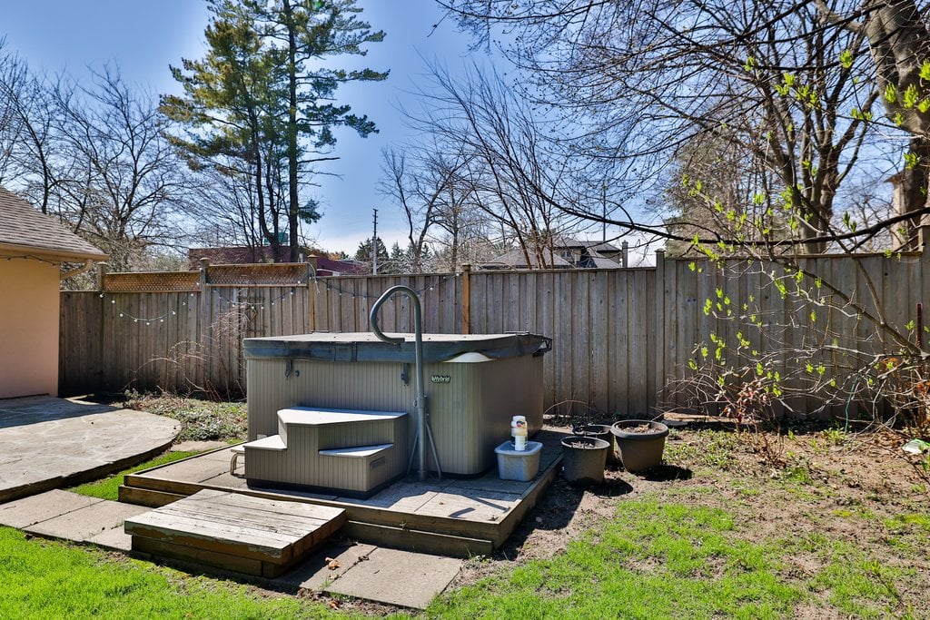 35 Hollyrood Heights Dr