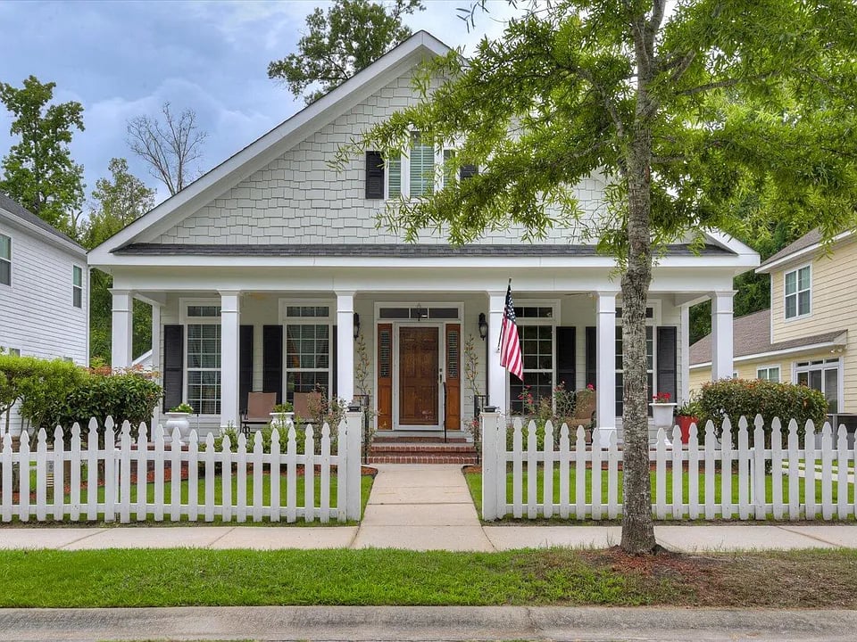 704 Cavanaugh Ln