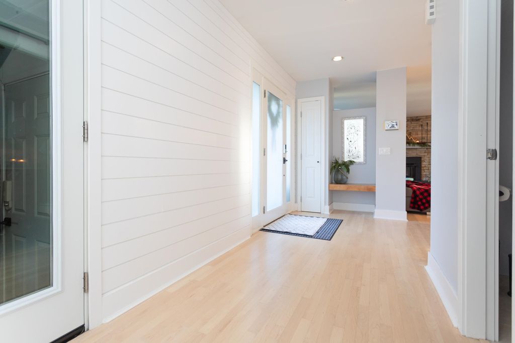2537 Jura Cres