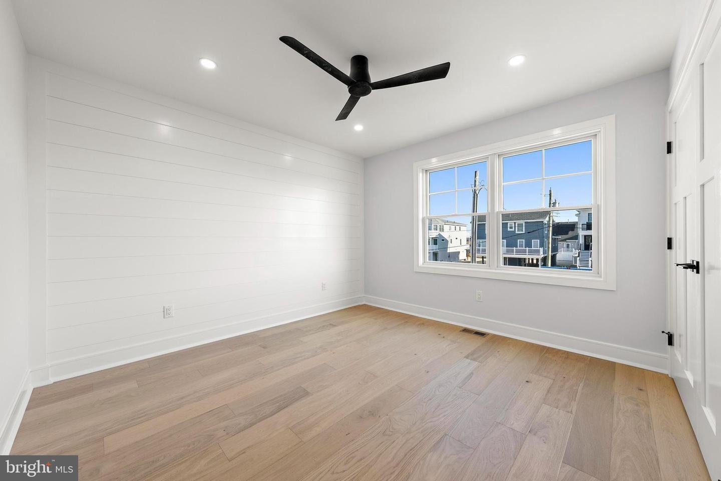 	352 N 5th St, Surf City Boro, NJ 08008