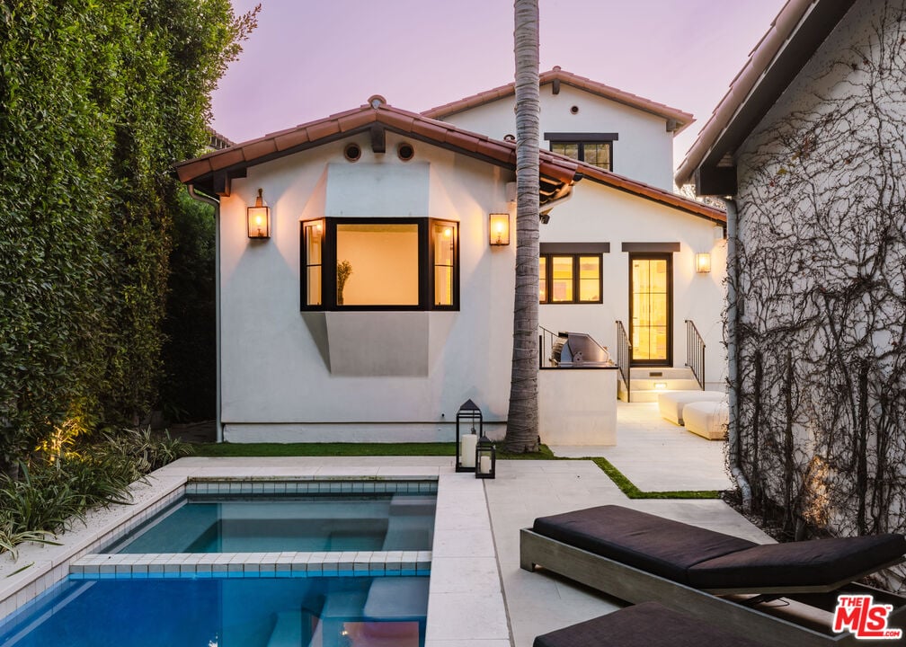 Solaris Pavilion, Westbourne Dr, 90048