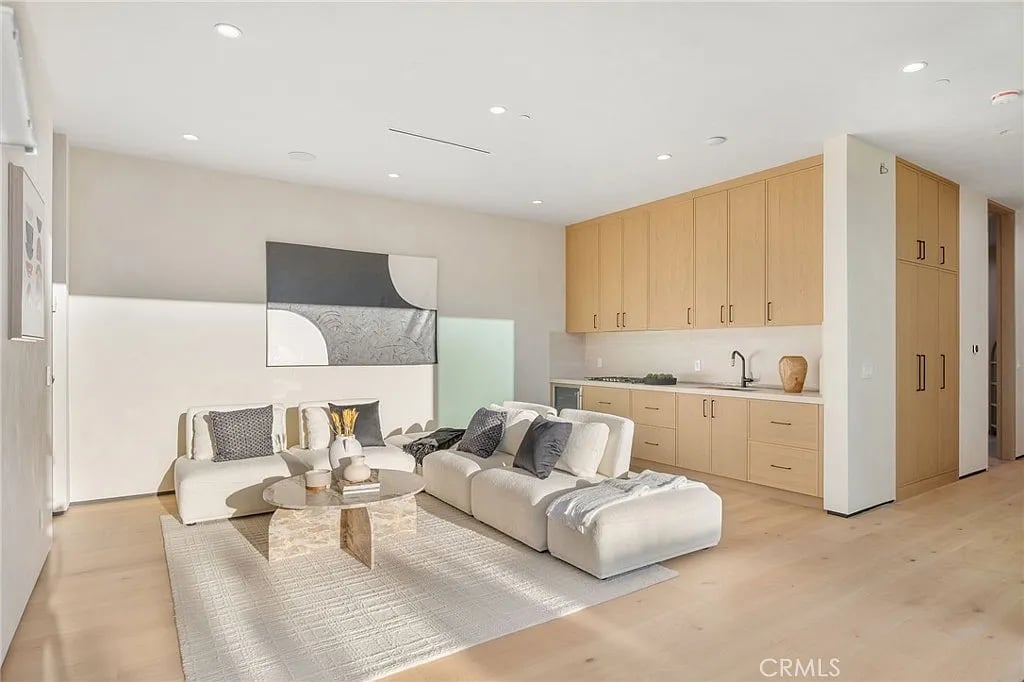 15447 Huston St