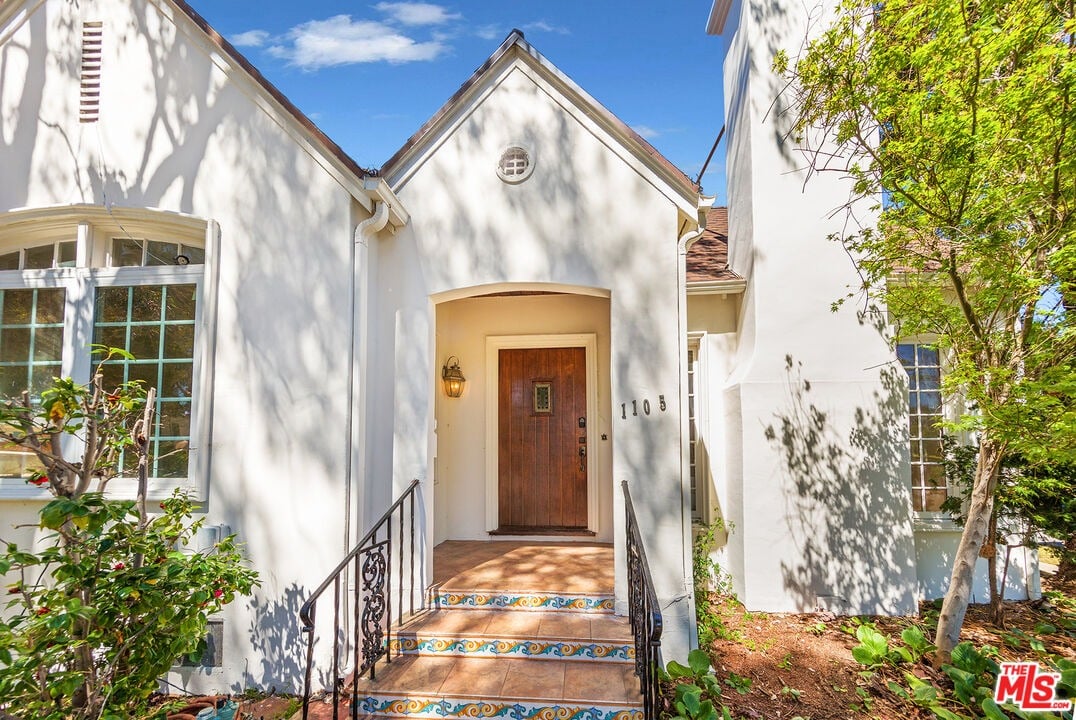 1105 S La Peer Dr