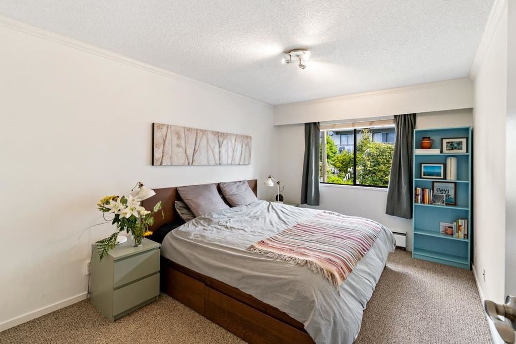 270 W 1st St, #202