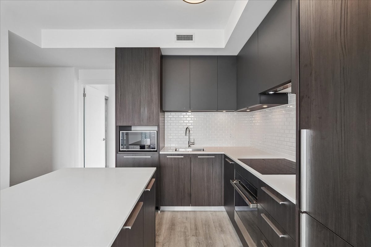 2-bedroom, 2-bathroom CORNER suite