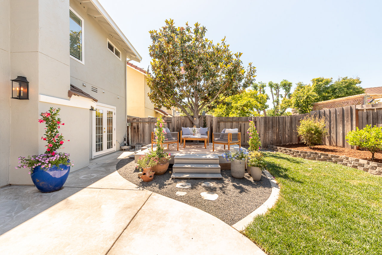 Newly Remodeled. 1 Bed/Bth down, Pioneer Elem!