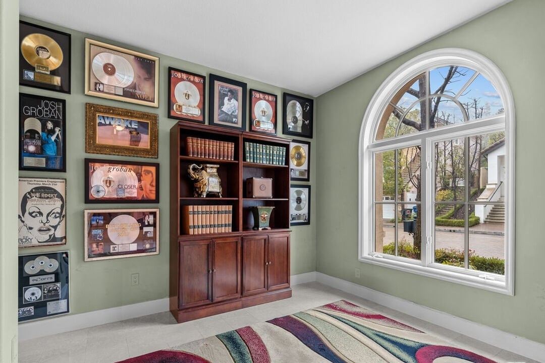 Buckingham Ln, 90077