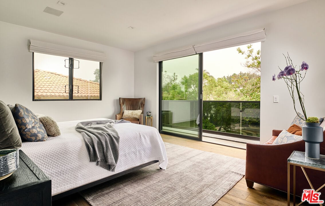 N Bowling Green Way, 90049