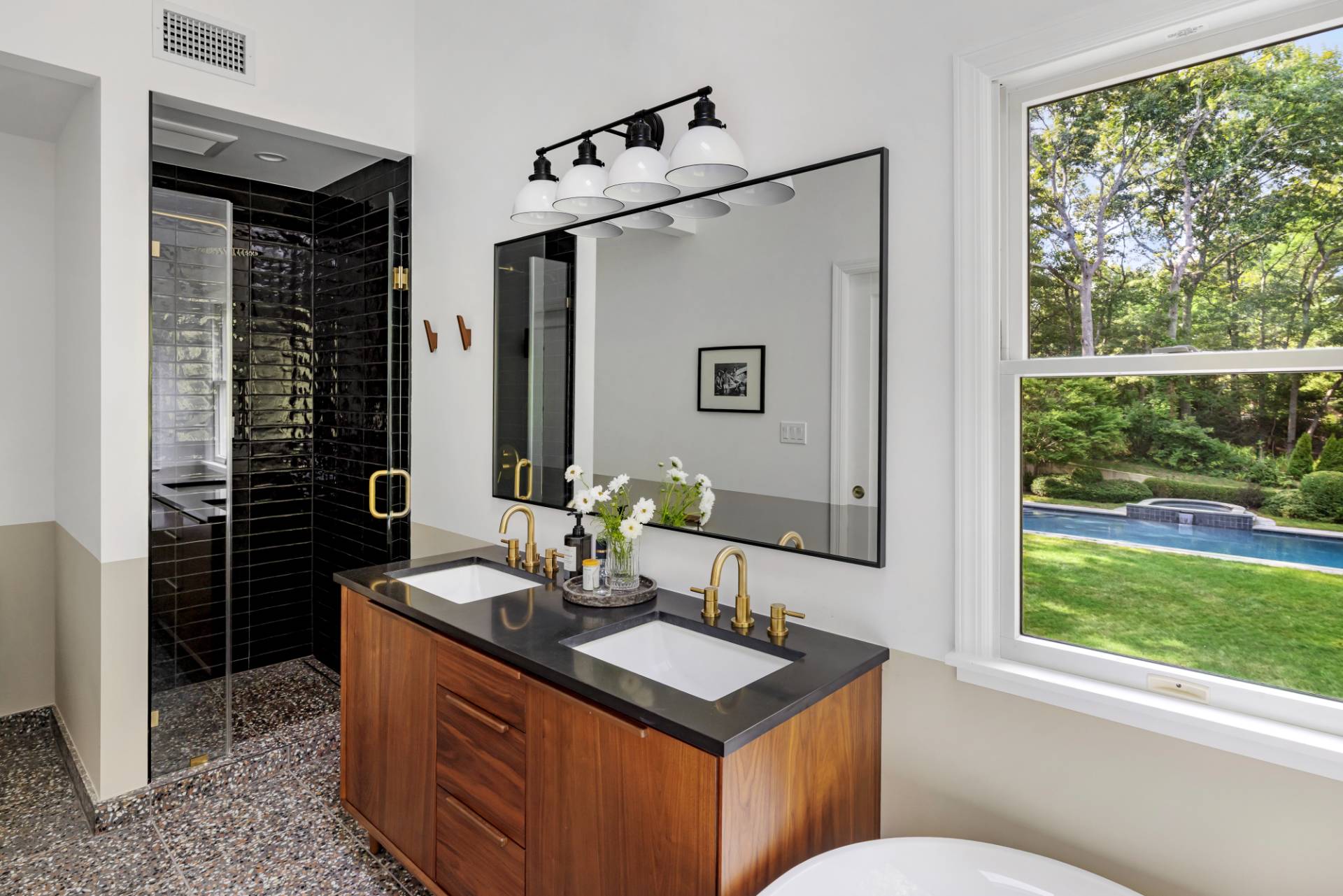 7 Wooded Oak Lane, East Hampton