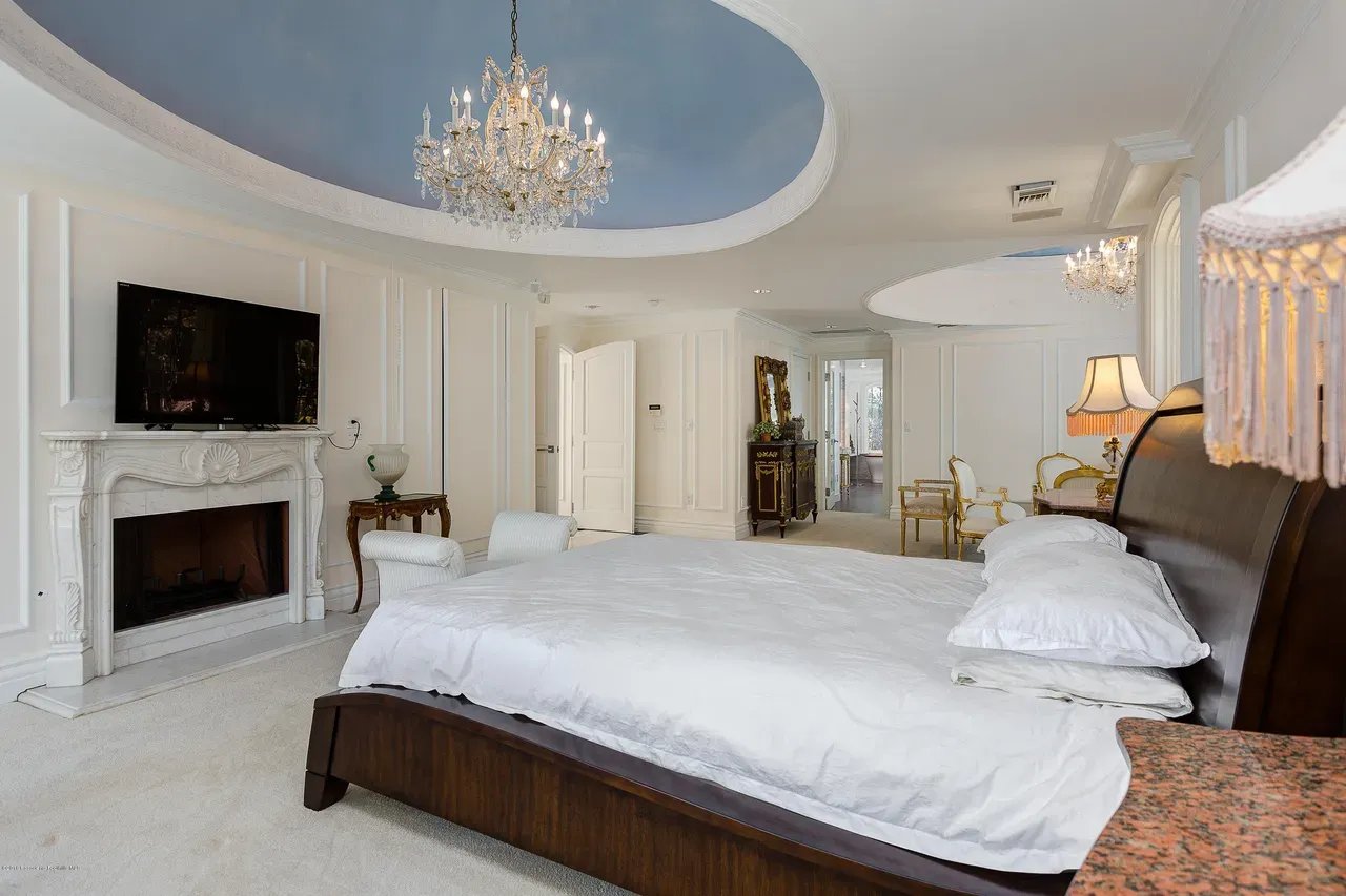 4158 Commonwealth Ave