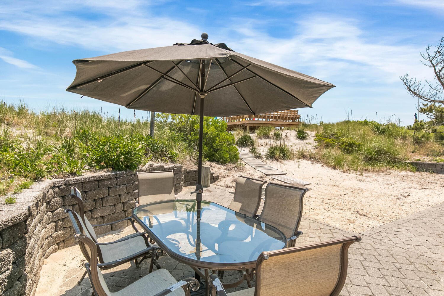 Summer Rental on the Oceanfront with Pool