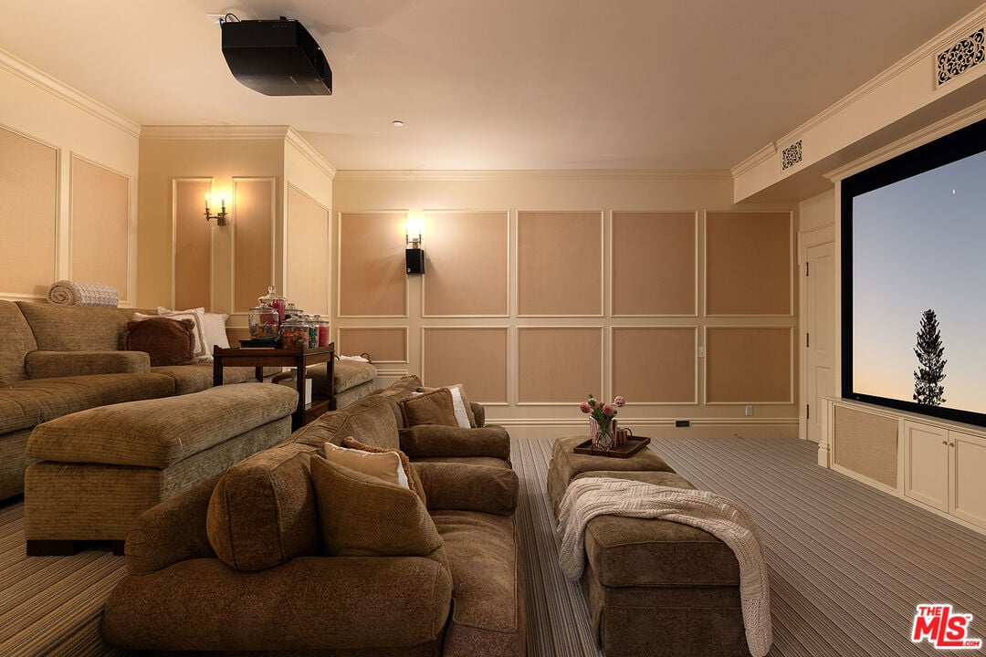 Mandeville Canyon Rd, 90049