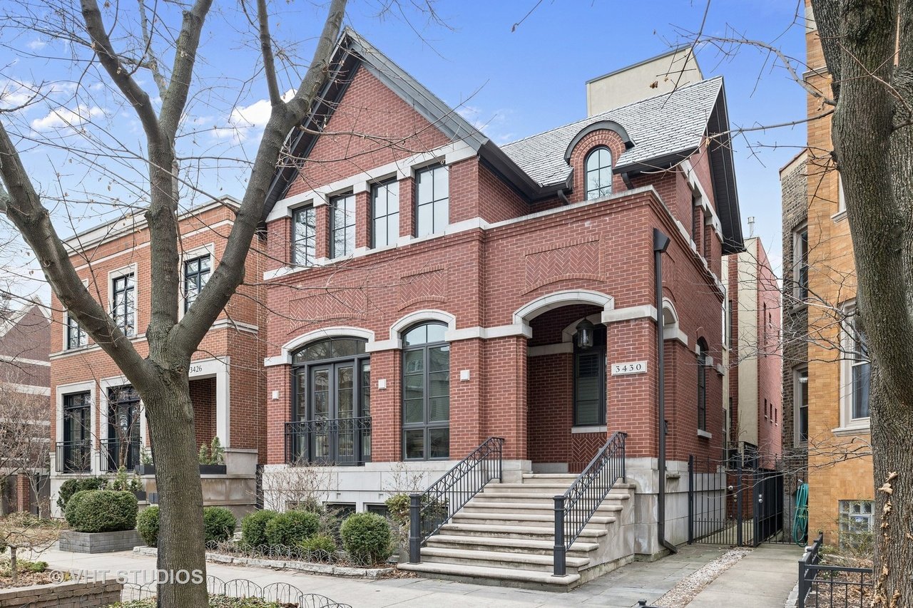 3430 N Hoyne Ave