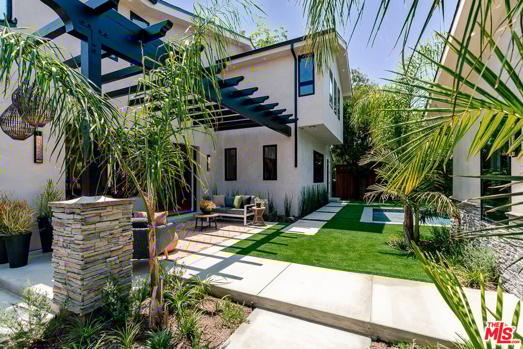 11559 La Maida St