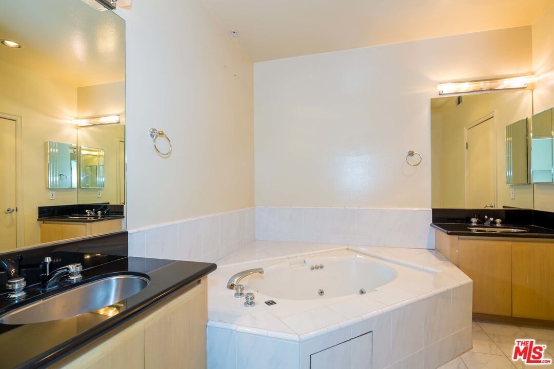 117 N Gale Dr #202