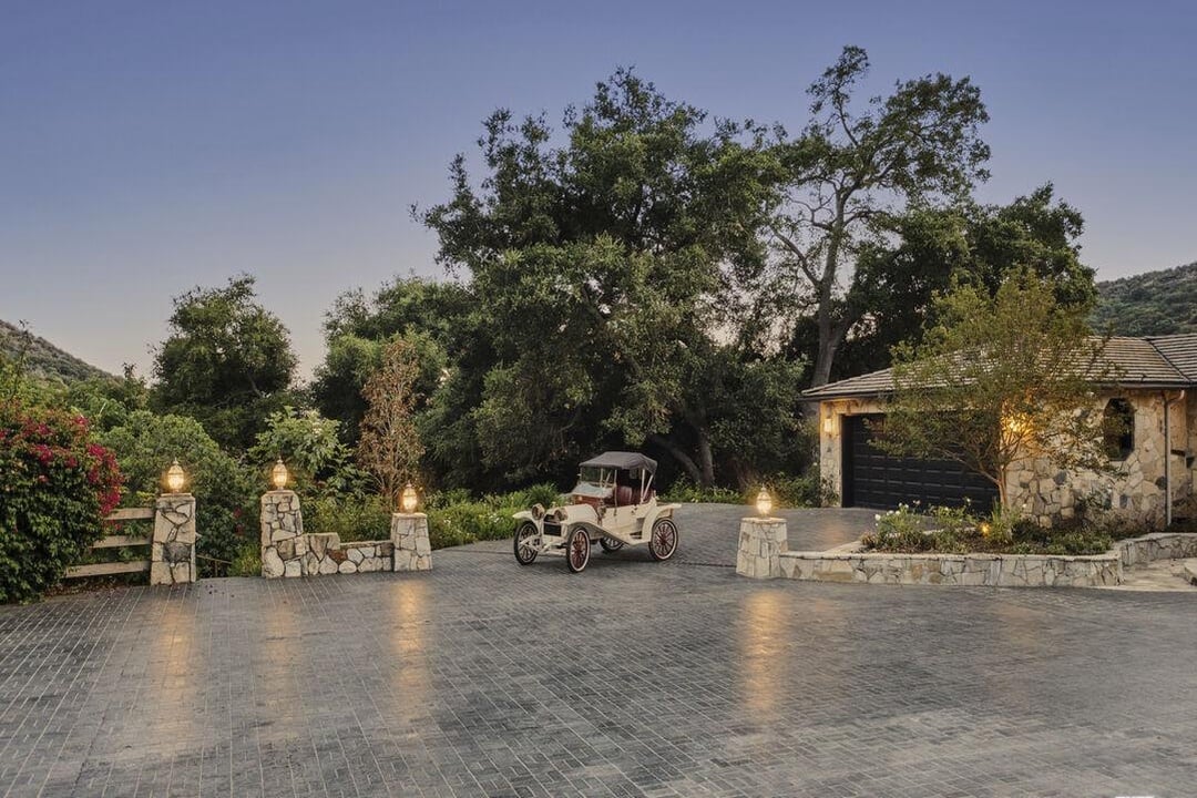 3100 Mandeville Canyon Rd
