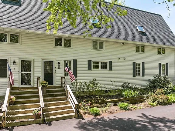 2 Farmhouse Ln Ste 6
