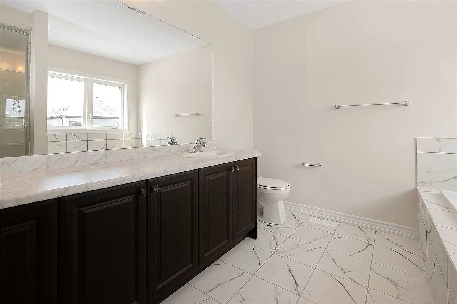 22 Charm Place N
