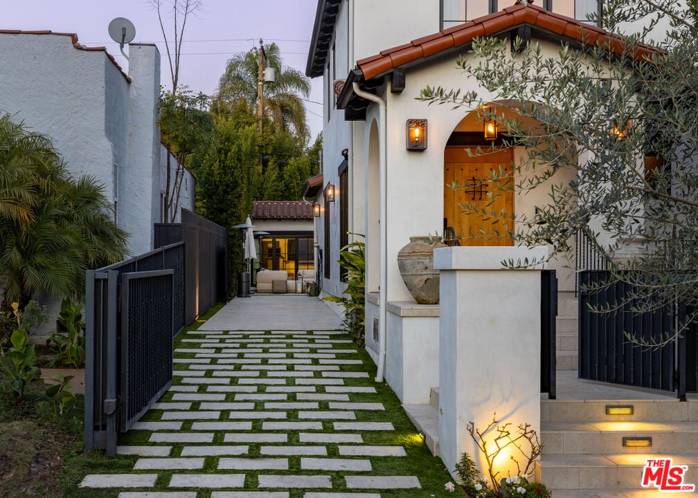 Solaris Pavilion, Westbourne Dr, 90048