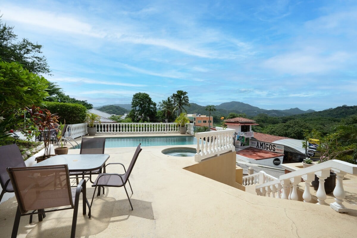 Flamingo Marina Real 11 – Move-in Ready Condo Steps from Flamingo Beach   