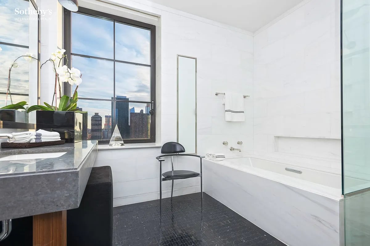 425 West 50th St, #16A