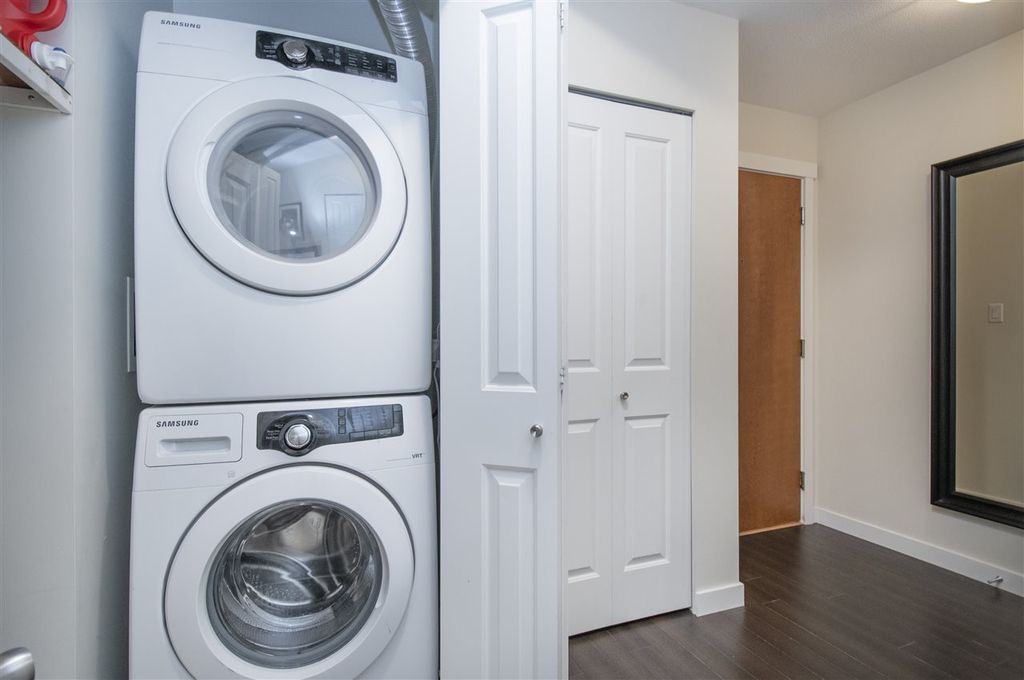 119 W 22nd St, #406