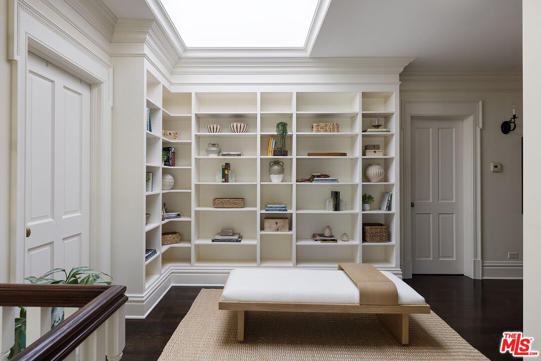 Mandeville Canyon Rd, 90049