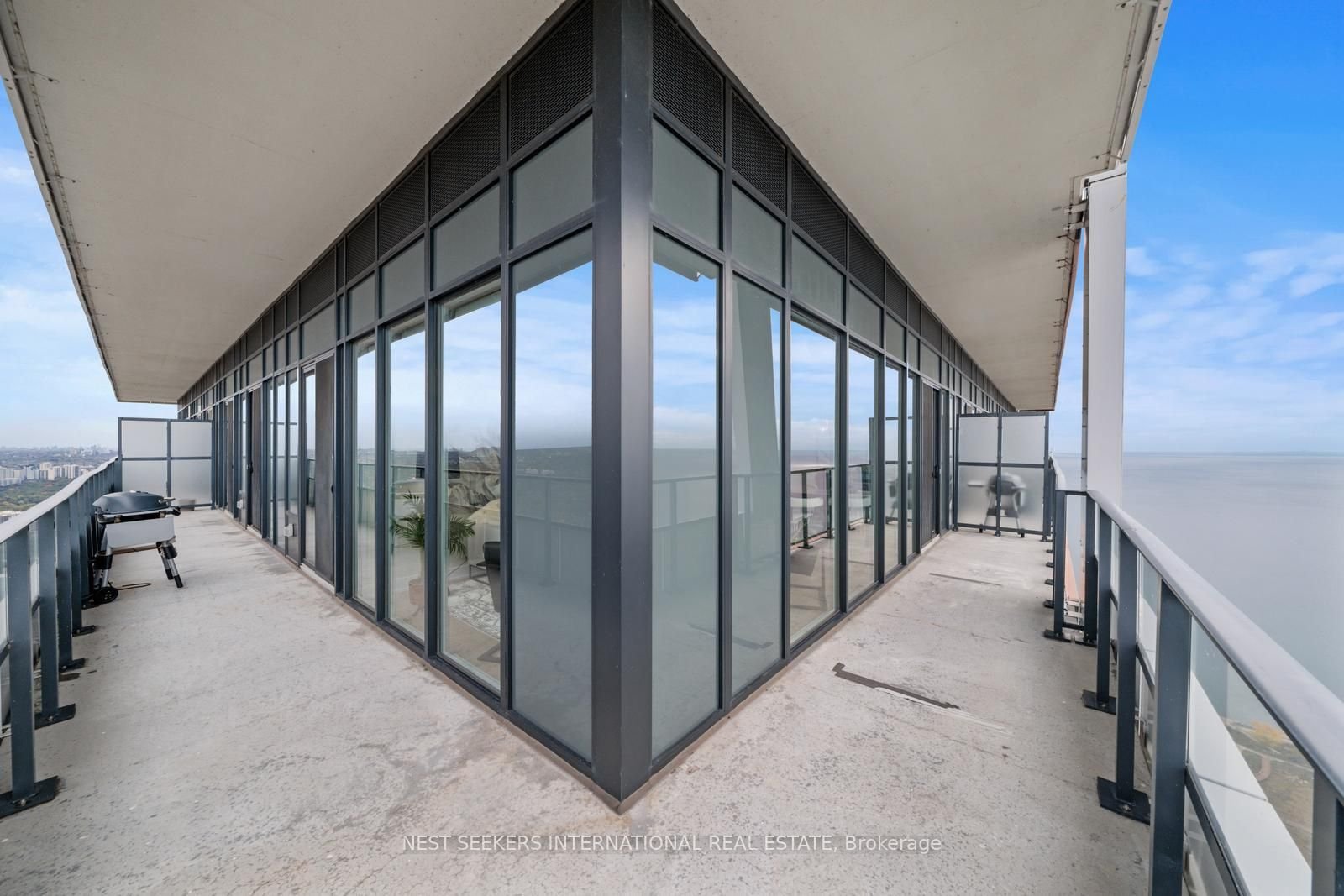 LUXURY AT SKYTOWER 