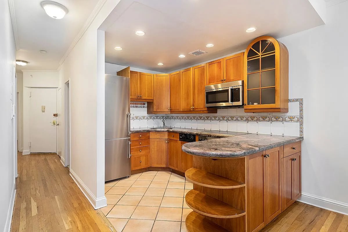 105 E 19th St APT 3A